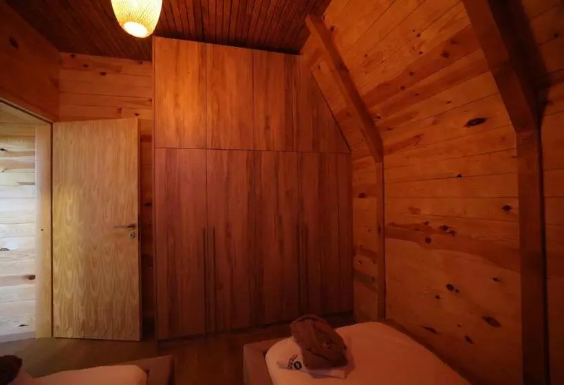 تختخواب و صبحانه Freskia Resort
