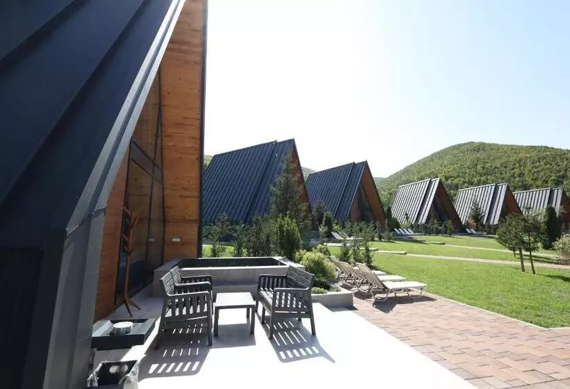تختخواب و صبحانه Freskia Resort