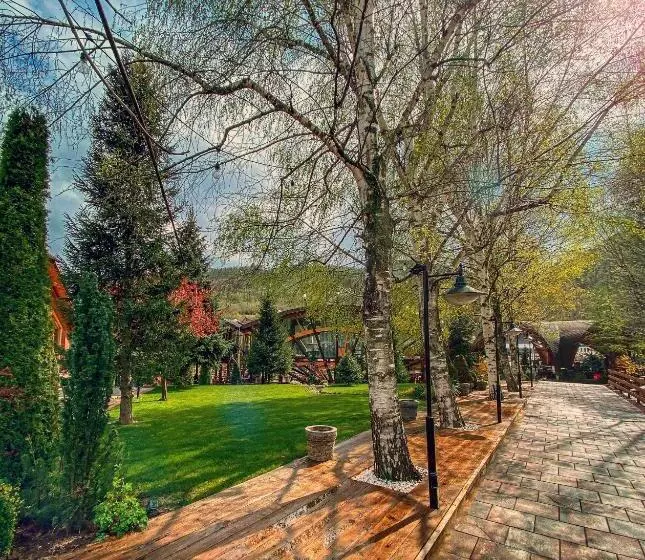 تختخواب و صبحانه Freskia Resort