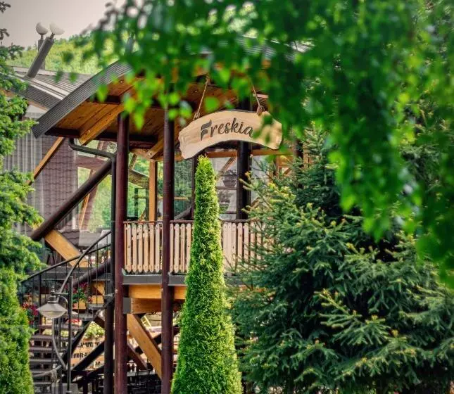 تختخواب و صبحانه Freskia Resort