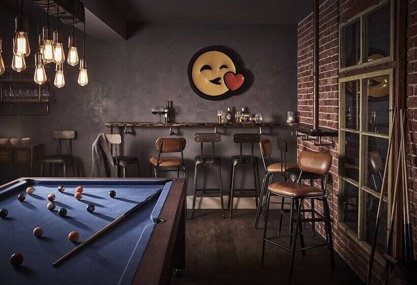 Отель The Harper