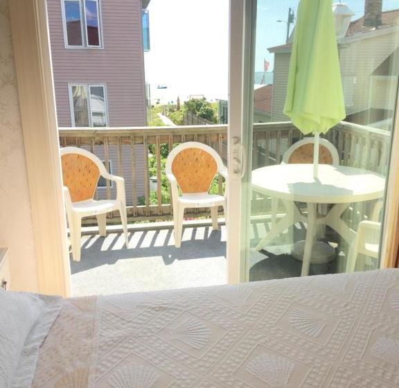 فندق Auberge By The Sea B & B