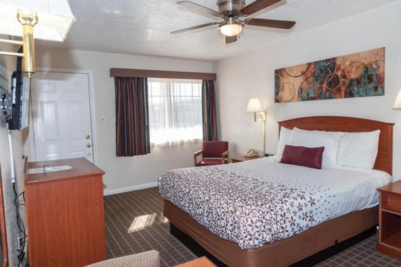 فندق Esquire Inn