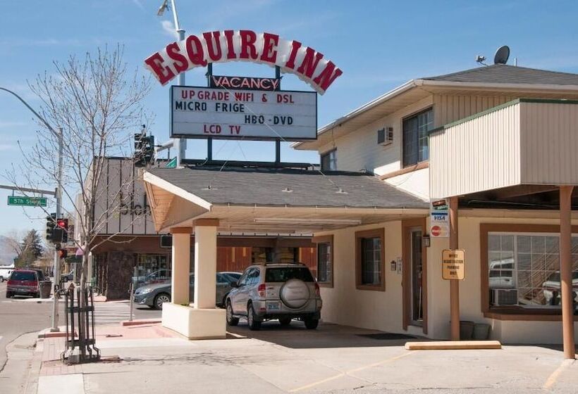 فندق Esquire Inn