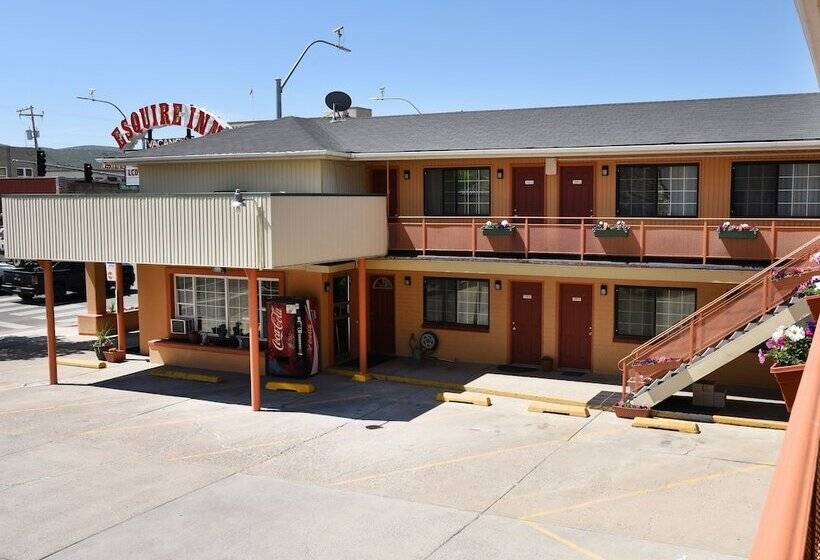 فندق Esquire Inn