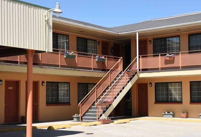 فندق Esquire Inn