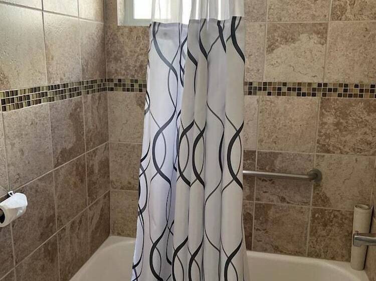 فندق Esquire Inn