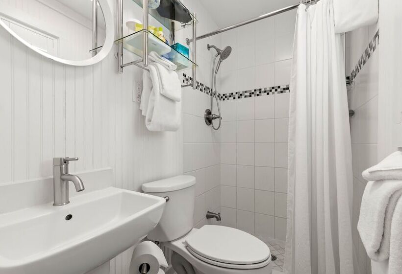 Отель Inn On The Beach