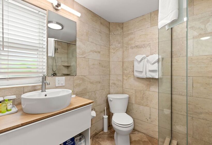 Отель Inn On The Beach