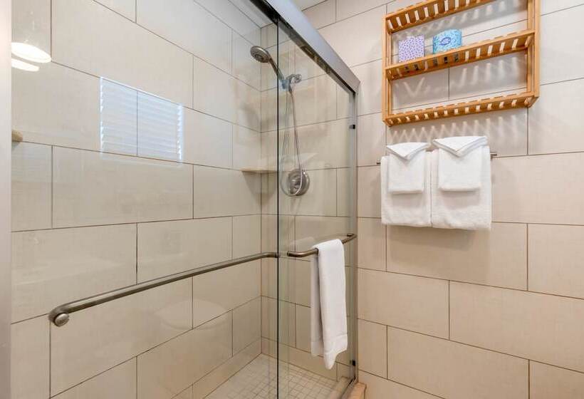 Отель Inn On The Beach