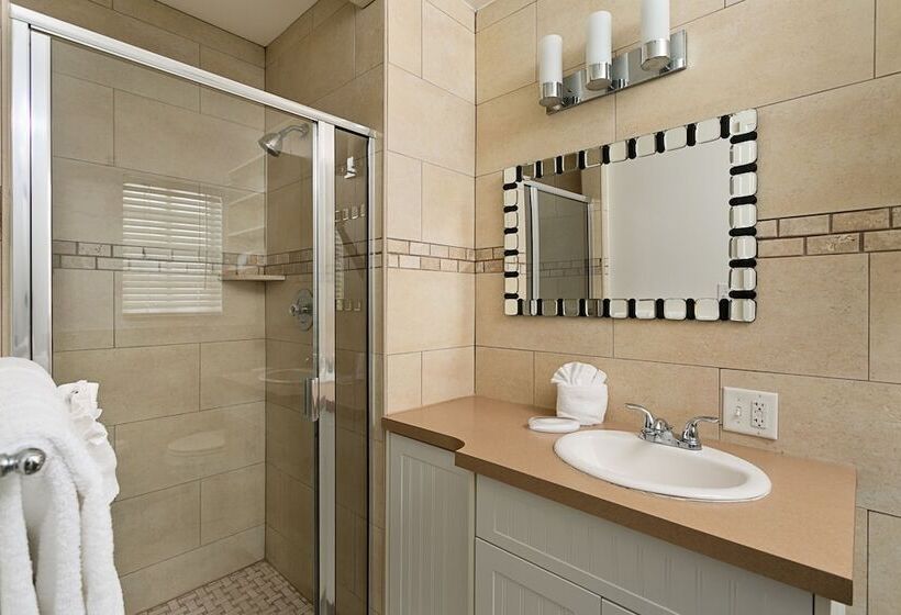 Отель Inn On The Beach