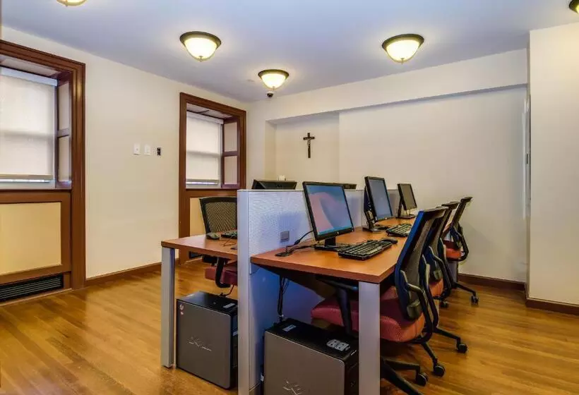 هتل Leo House