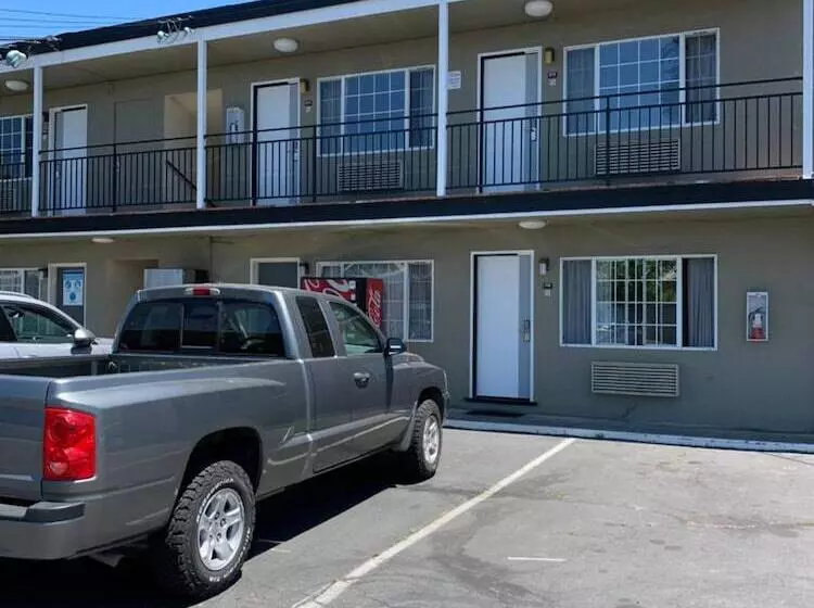 ホテル Redwood Inn