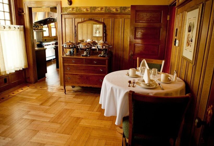 فندق Showers Inn