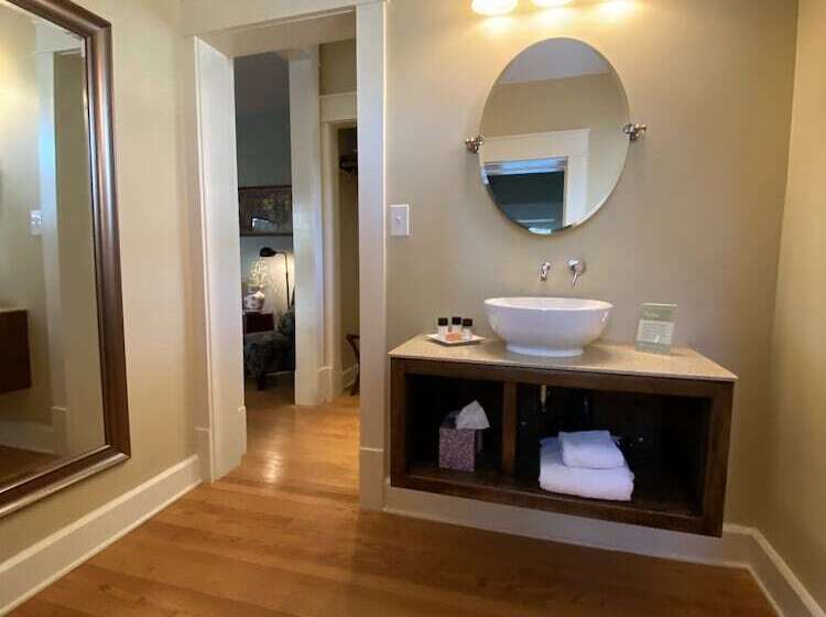 فندق Showers Inn