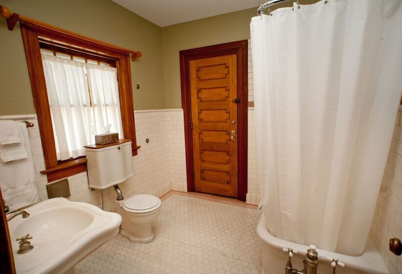 فندق Showers Inn