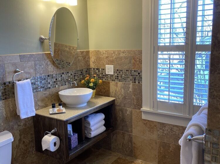 فندق Showers Inn