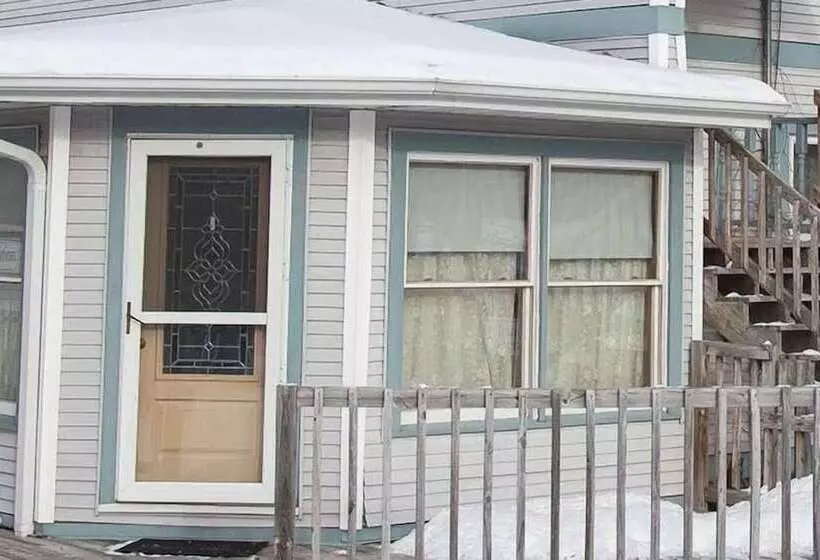هتل The Sawyer House Bed & Breakfast