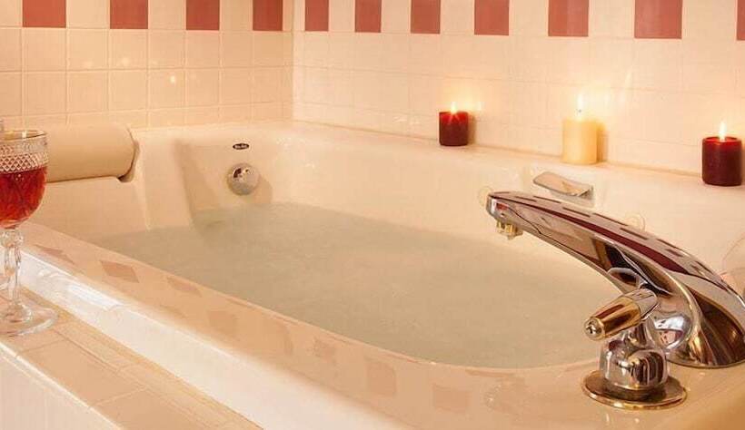 Отель The Sawyer House Bed & Breakfast