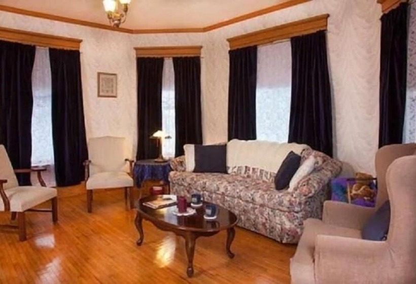 Отель The Sawyer House Bed & Breakfast