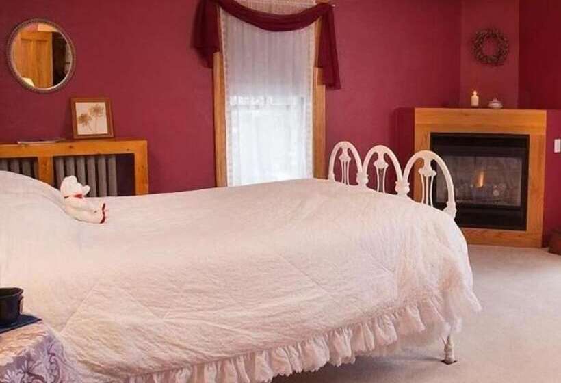 Отель The Sawyer House Bed & Breakfast