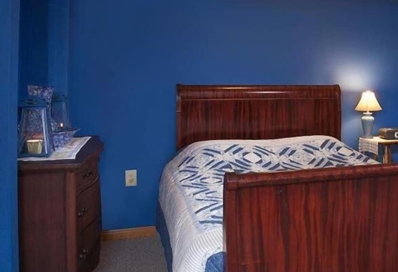 Отель The Sawyer House Bed & Breakfast