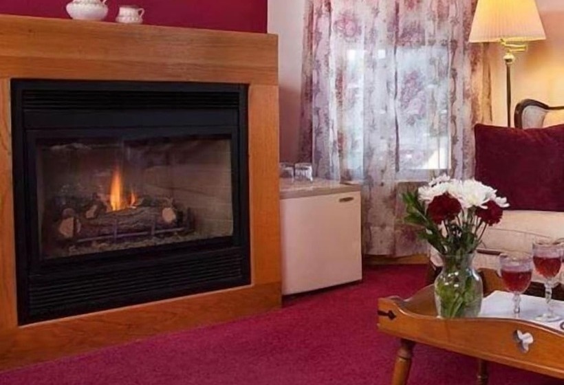 Отель The Sawyer House Bed & Breakfast