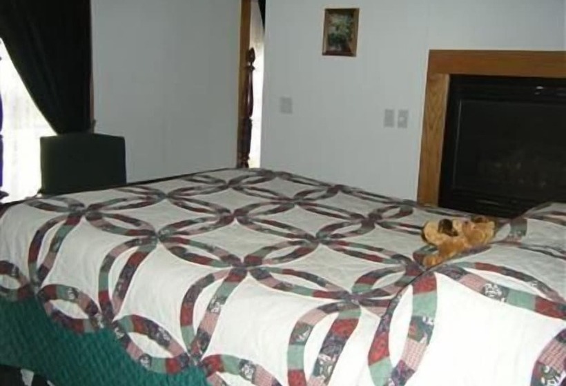 Отель The Sawyer House Bed & Breakfast