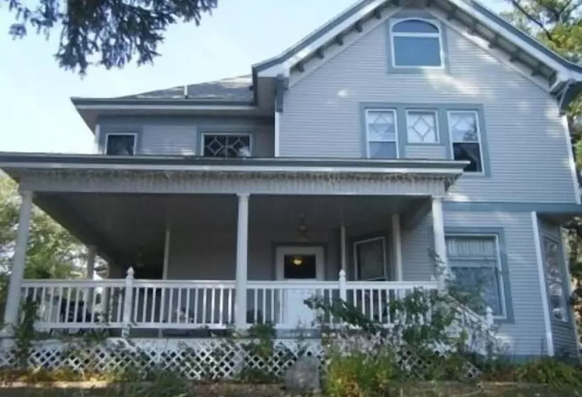 هتل The Sawyer House Bed & Breakfast
