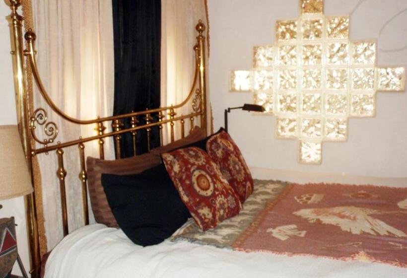 هتل Touchstone Inn