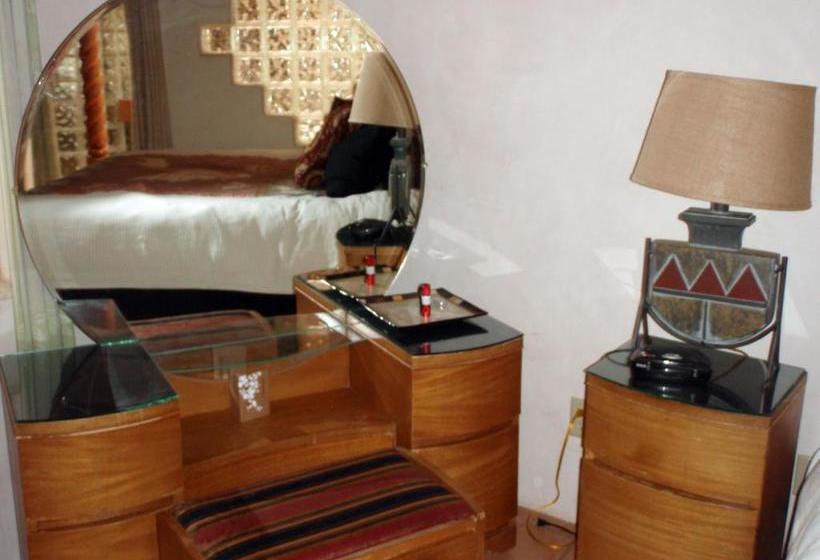 هتل Touchstone Inn