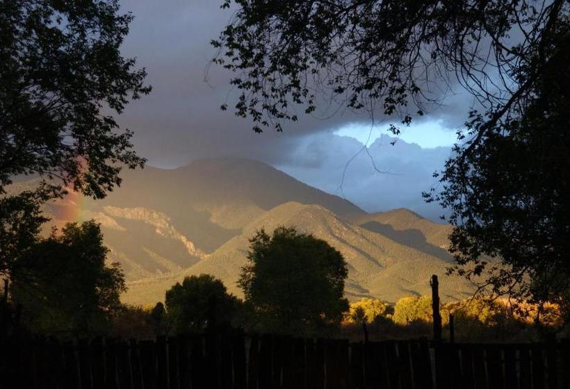 هتل Touchstone Inn