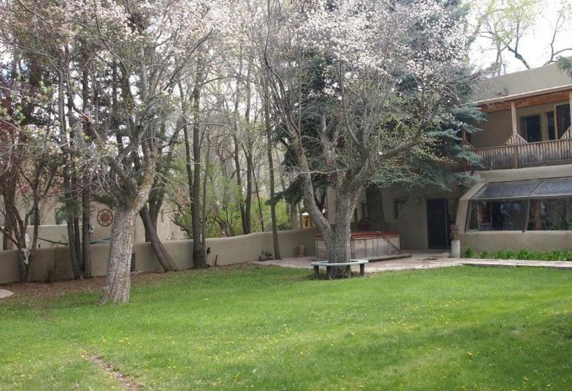 هتل Touchstone Inn