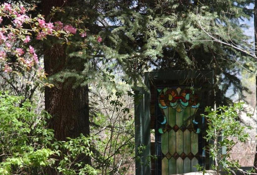 هتل Touchstone Inn