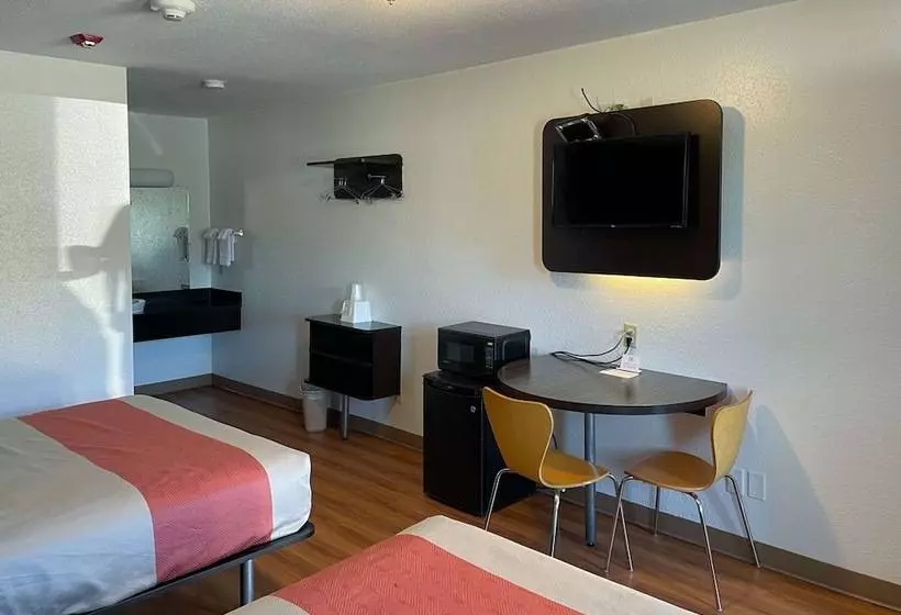 Motel 6 Cameron Mo