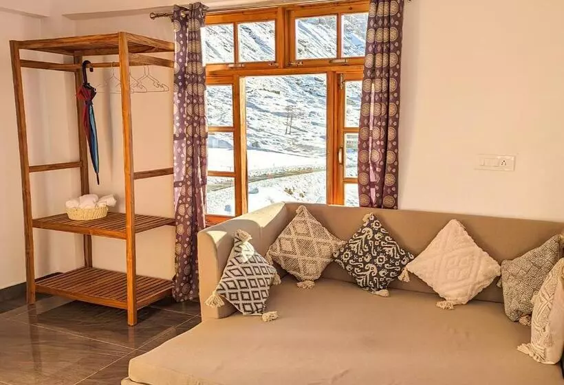 Retkeilymaja Moustache Koksar Luxuria, Sissu