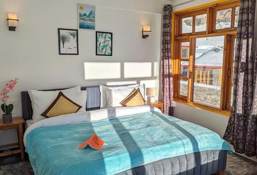 Retkeilymaja Moustache Koksar Luxuria, Sissu