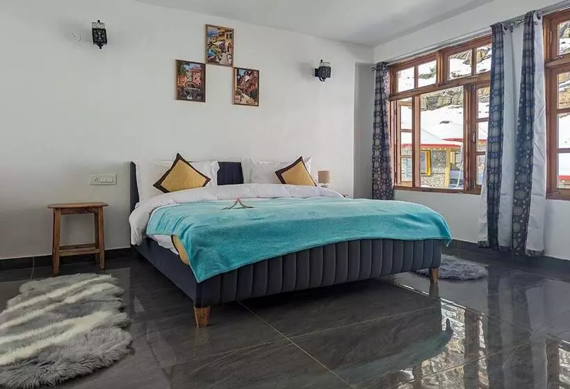 Retkeilymaja Moustache Koksar Luxuria, Sissu