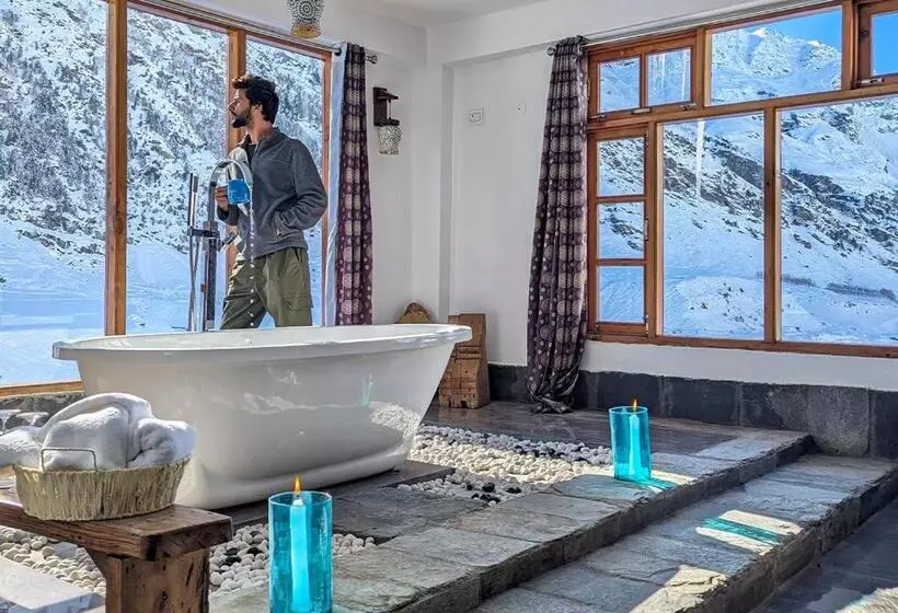 Retkeilymaja Moustache Koksar Luxuria, Sissu