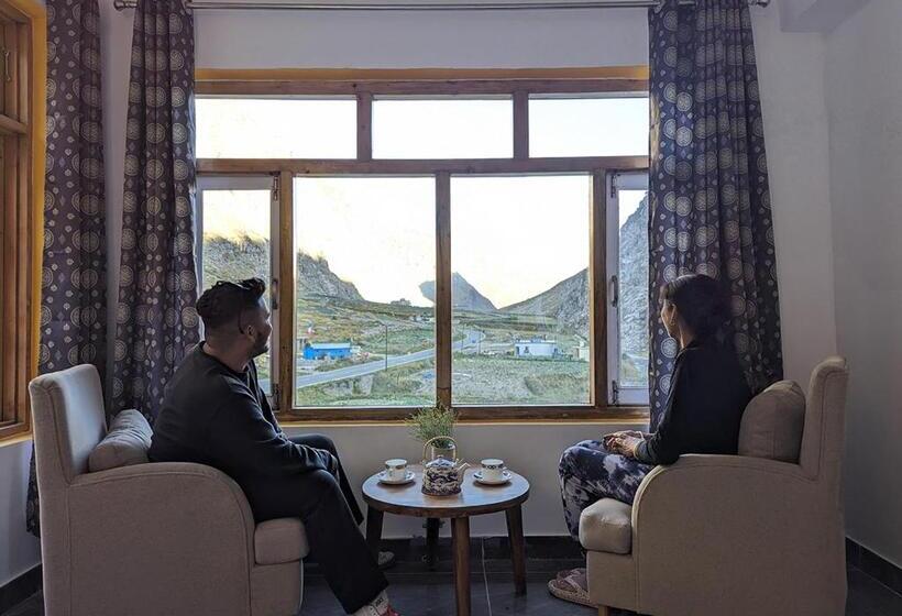 הוסטל Moustache Koksar Luxuria, Sissu