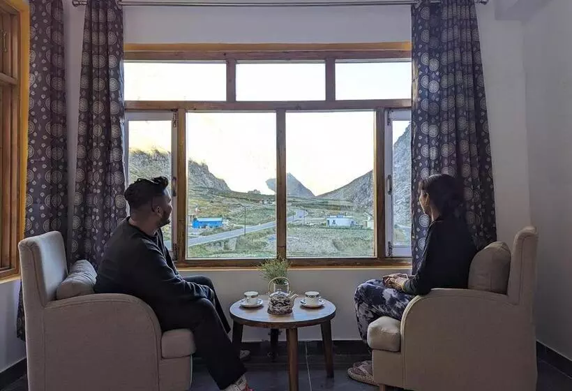 Retkeilymaja Moustache Koksar Luxuria, Sissu