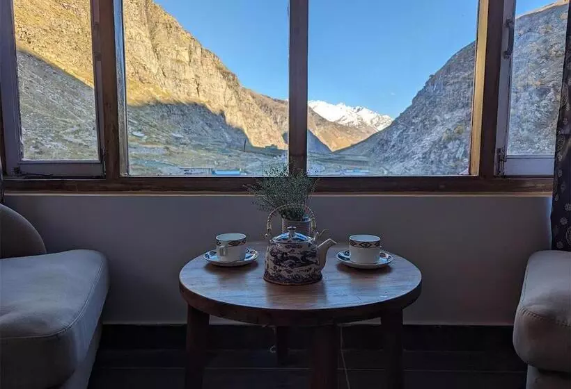 Retkeilymaja Moustache Koksar Luxuria, Sissu