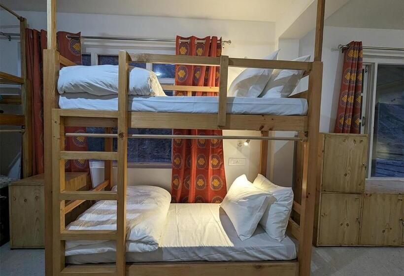 הוסטל Moustache Koksar Luxuria, Sissu