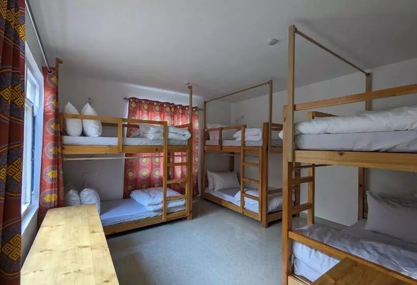 Retkeilymaja Moustache Koksar Luxuria, Sissu