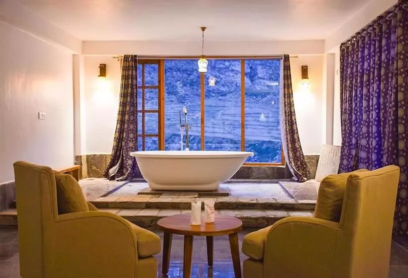 Retkeilymaja Moustache Koksar Luxuria, Sissu