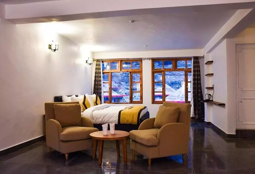 Retkeilymaja Moustache Koksar Luxuria, Sissu