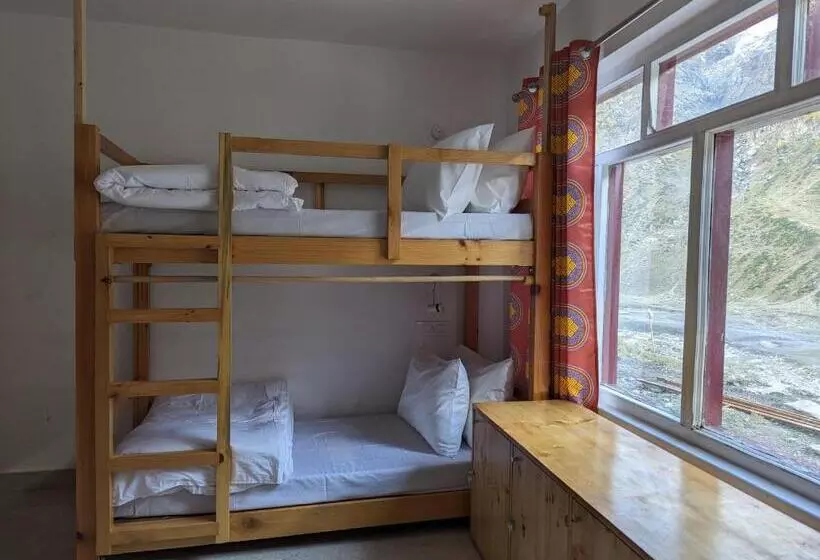 Retkeilymaja Moustache Koksar Luxuria, Sissu