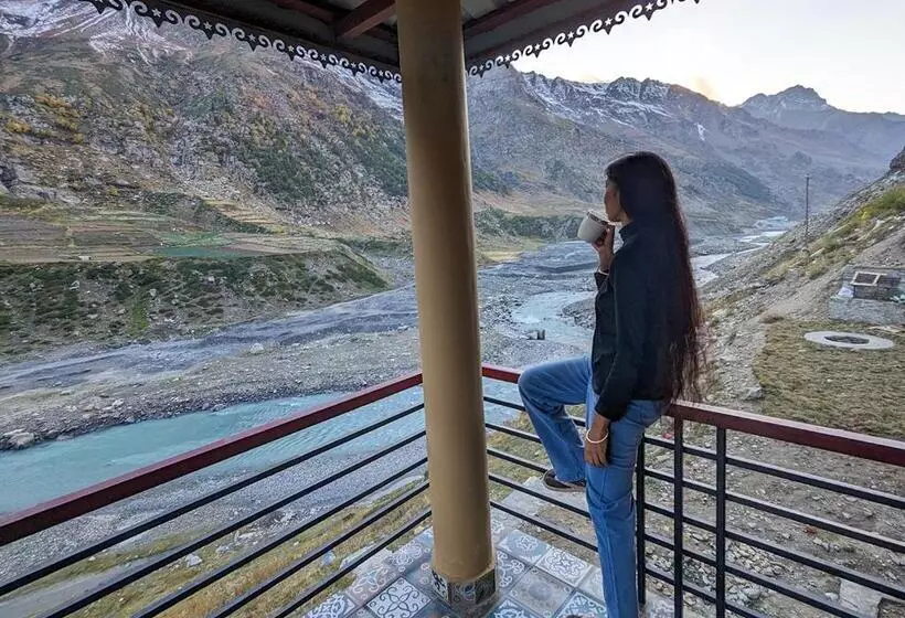 Retkeilymaja Moustache Koksar Luxuria, Sissu