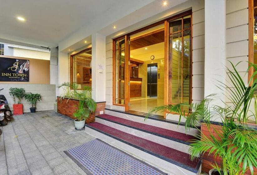 בית מלון כפרי Spot On Inn Town Residency