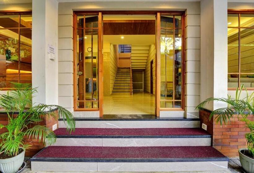 בית מלון כפרי Spot On Inn Town Residency